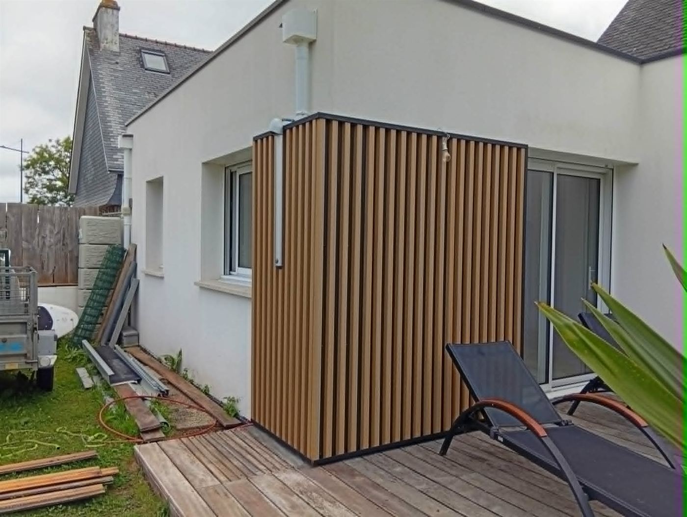 Habillage bois à lames verticales sur une extension de maison