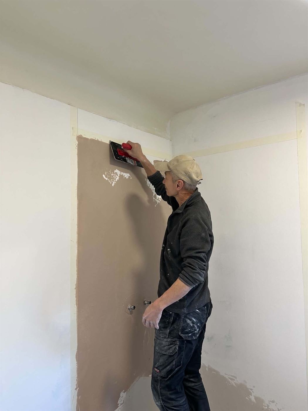 Application d'un enduit lissé sur un mur