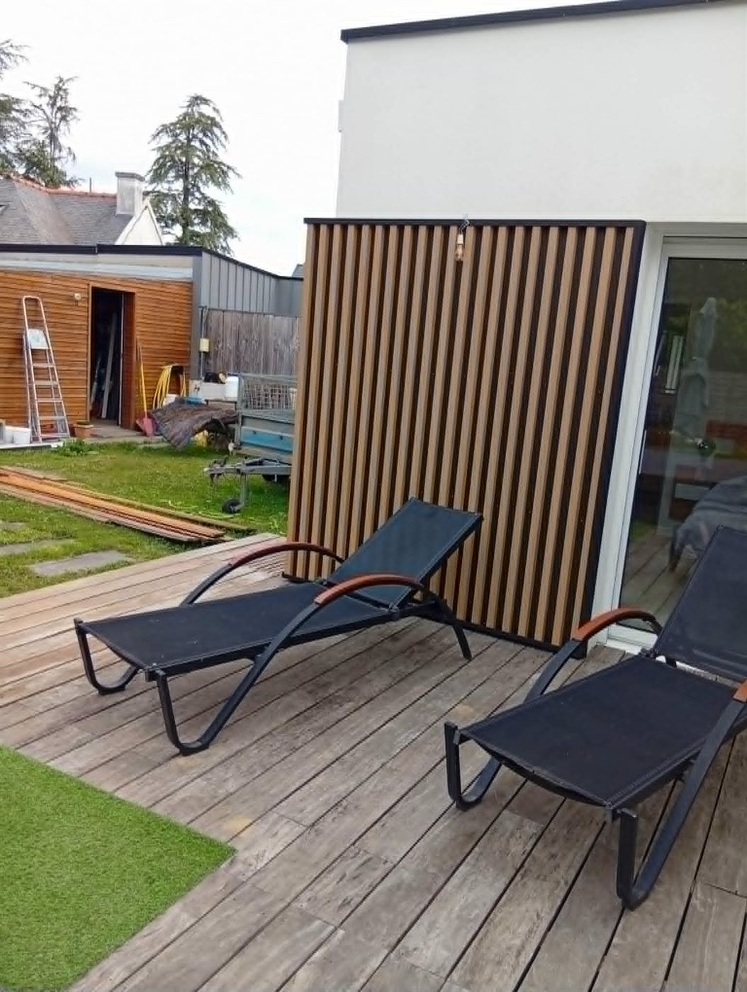 Terrasse en bois avec claustra à lames en habillage bois