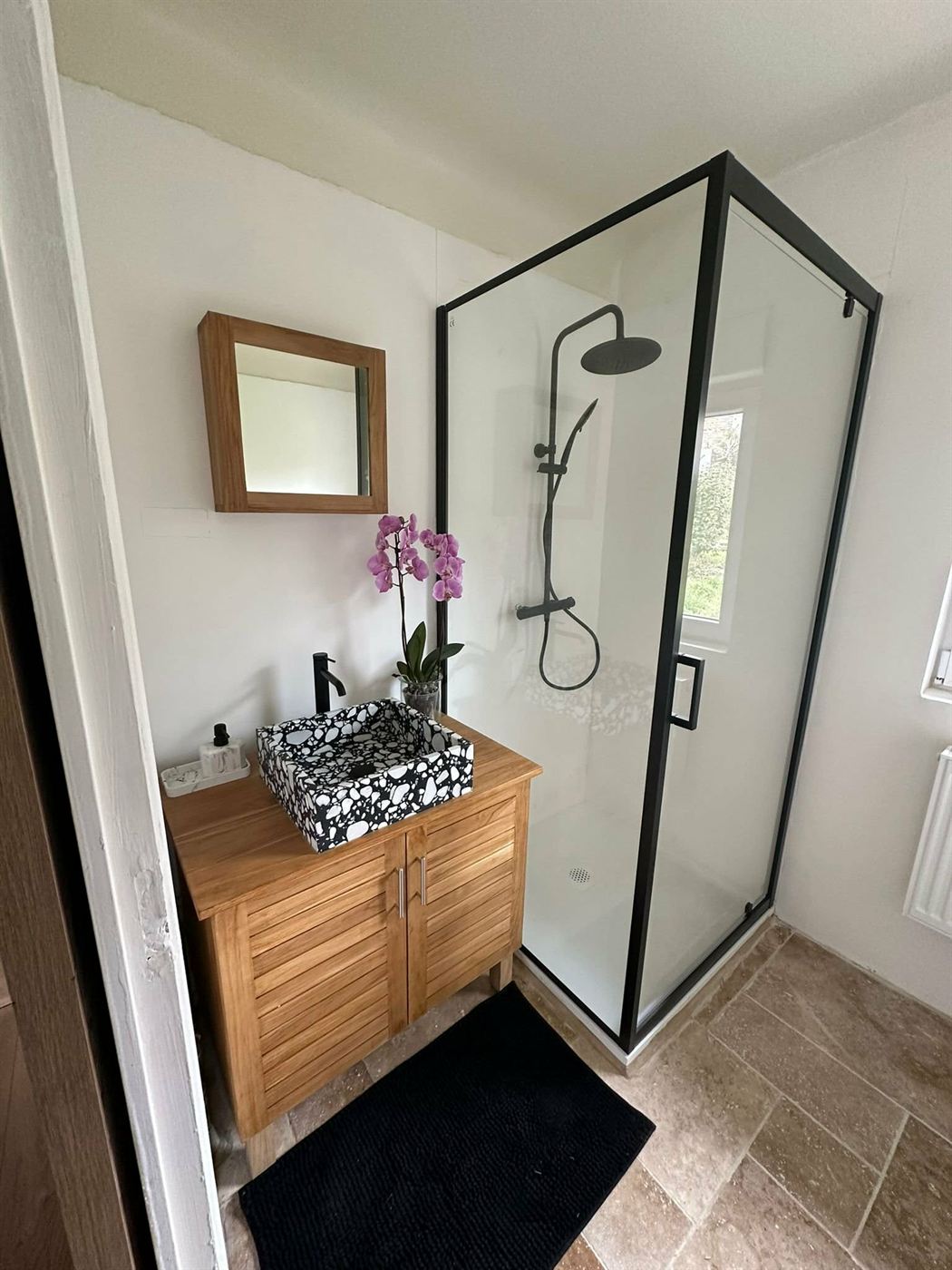 Salle de bain rénovée avec douche à l'italienne et vasque design