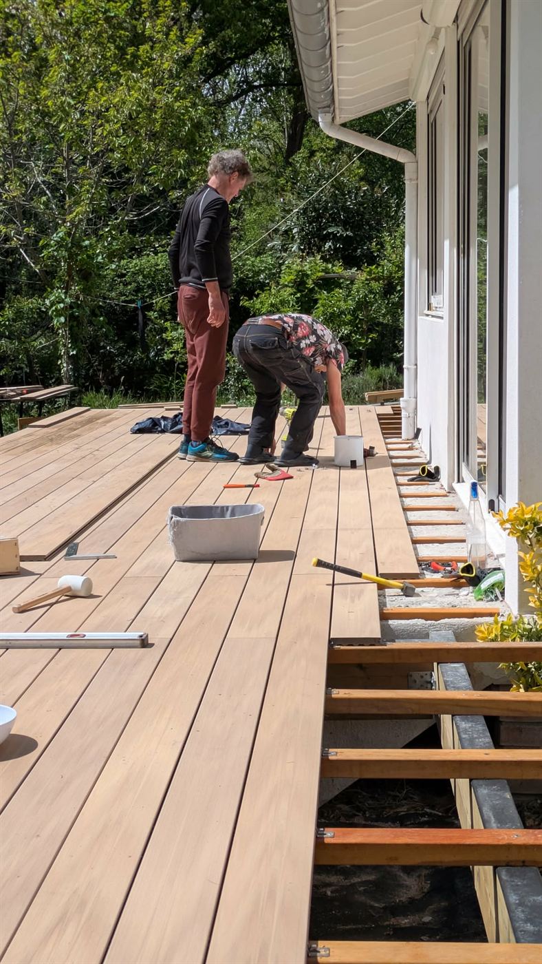 Pose des lames d'une terrasse en bois