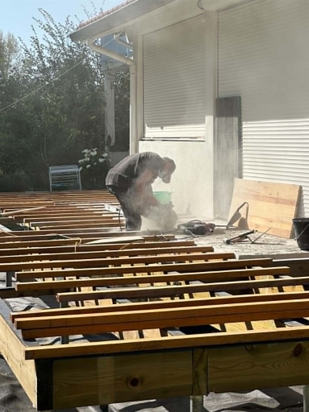 Akhmet en train de construire une terrasse en bois