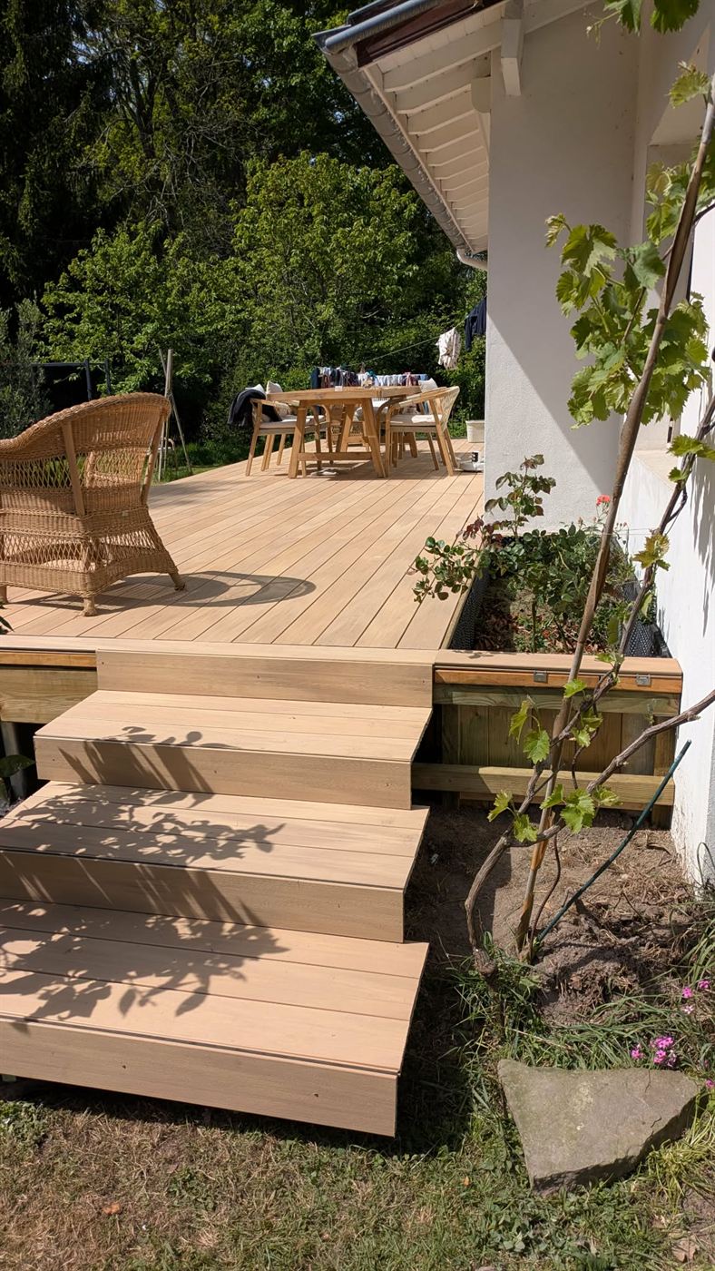 Terrasse en bois créée à Quimper avec salon de jardin